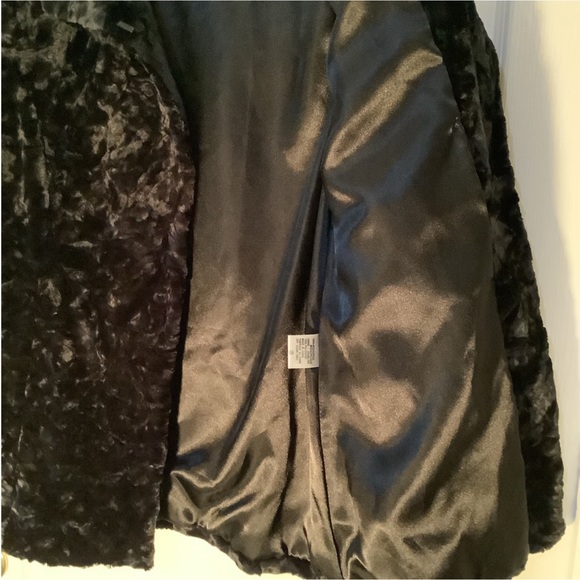 Unique Int’l faux fur/crushed velvet texture coat - Picture 4 of 10